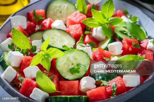 gesunde vegetarische wassermelonen-salatschüssel mit fetakäse, gurke und petersilie - cucumber leaves stock-fotos und bilder