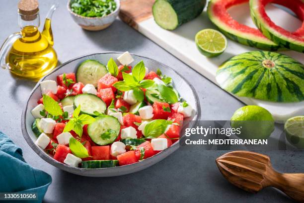 gesunde vegetarische wassermelonen-salatschüssel mit fetakäse, gurke und petersilie - cucumber leaves stock-fotos und bilder