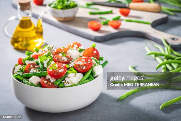 healthy salad bowl with cherry tomatoes, green beans, feta cheese and parsley mediterranean diet - greek food imagens e fotografias de stock