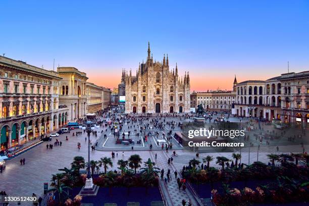 milan piazza del duomo at sunset, italy - duomo di milano stockfoto's en -beelden