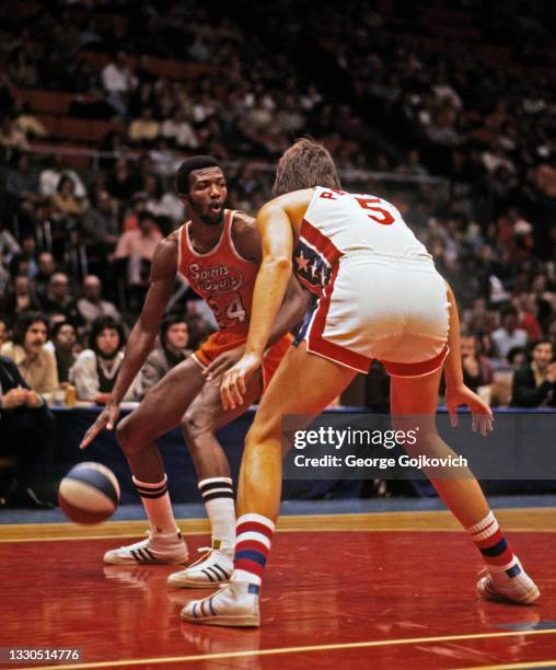 Forward Marvin Barnes of the Spirits of St. Louis faces center Billy Paultz of the New York Nets during an American Basketball Association game at...