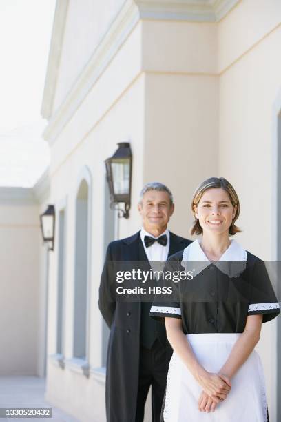 service staff waiting outside luxury hotel - huishoudelijke dienstverlening stockfoto's en -beelden