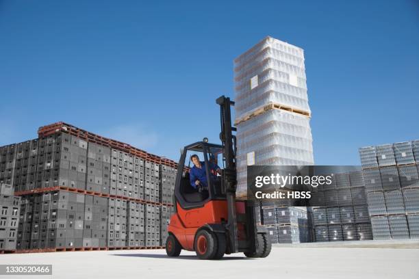worker driving forklift on factory yard - forklift 個照片及圖片檔