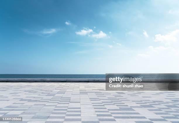 parking lot by the sea - empty parking lot stockfoto's en -beelden