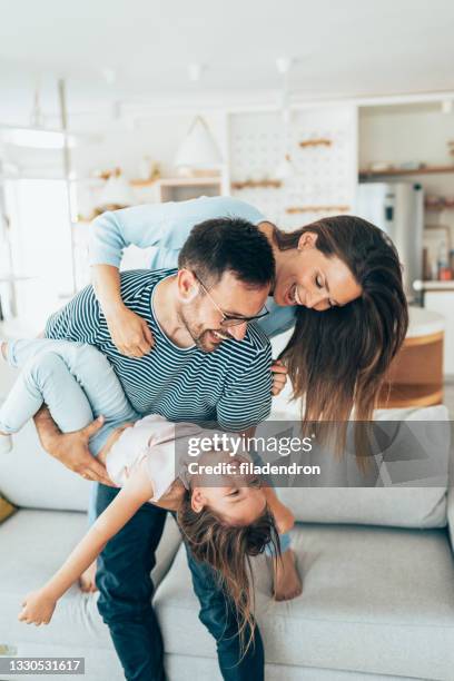 divertimento in famiglia - allegro foto e immagini stock