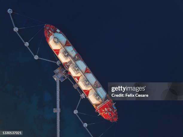 aerial view of an lng tanker supplying liquified natural gas to the power station. - navire citerne photos et images de collection