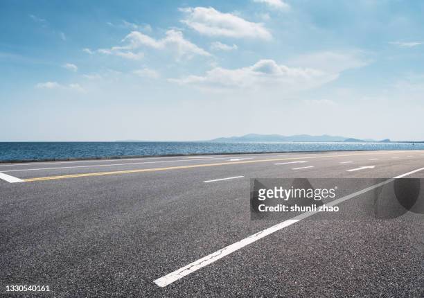 coastal road - empty road stockfoto's en -beelden