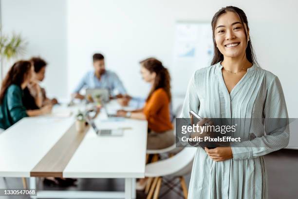 doing business with a smile - 30 40 woman stockfoto's en -beelden