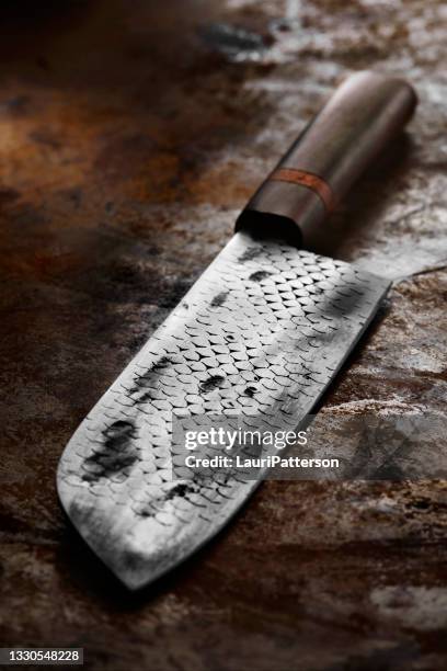 cuchillo santoku a mano - hacha pequeña fotografías e imágenes de stock