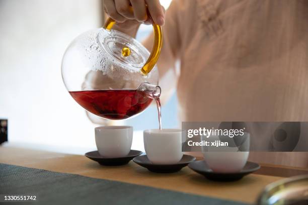 té que se vierte en la taza - té oolong fotografías e imágenes de stock