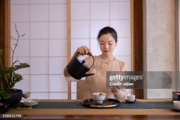 中国茶を作る女性 - 中国茶 ストックフォトと画像