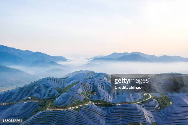 beautiful mountain solar power station in the morning - energias renovaveis imagens e fotografias de stock