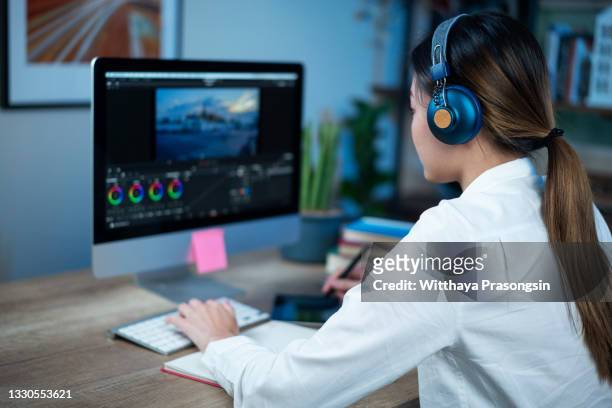 working woman video editing in the studio - deitando fotografías e imágenes de stock