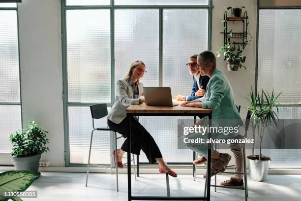 a financial advisor meeting with clients - versicherungsagent stock-fotos und bilder