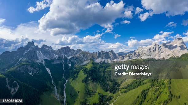 luftaufnahme im dachsteingebirge mit blick auf den großen bischofshut - alpen stock-fotos und bilder