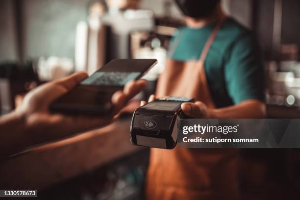 smartphone qr code payment with credit card reader machine at the cafe - phone payment photos et images de collection