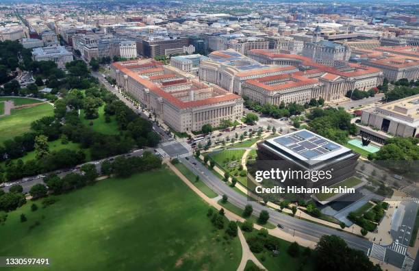 aerial view of constitution avenue, downtown district and the national mall - washington dc. - national museum of natural history washington stock-fotos und bilder