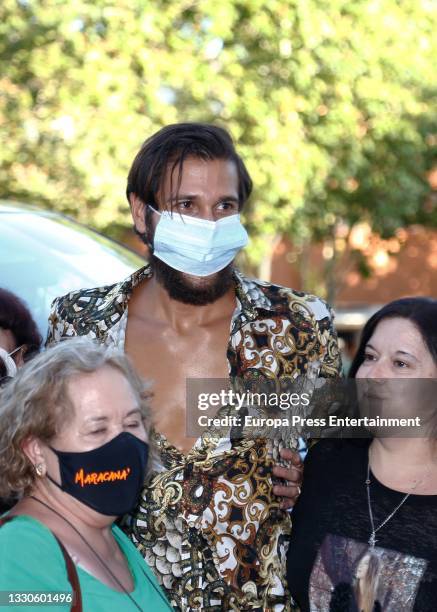 Gianmarco Onestini arrives at the hotel after the survivor debate and poses with partying fans on July 24, 2021 in Madrid, Spain.