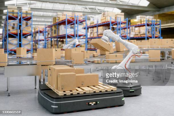 automatisierte roboterträger und roboterarm im modernen distributionslager - robotic arm factory stock-fotos und bilder