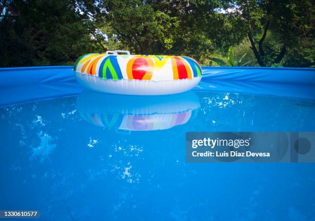 reflection of float in the pool - reflection pool imagens e fotografias de stock