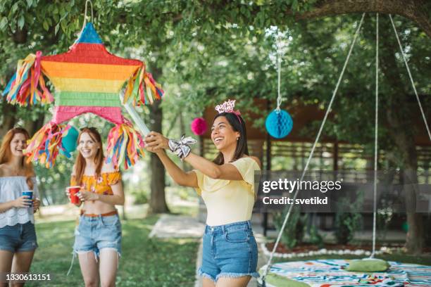 freunde feiern geburtstag im freien - pineta stock-fotos und bilder