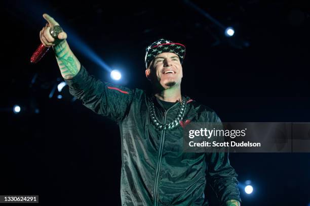 Vanilla Ice Hat Photos and Premium High Res Pictures - Getty Images