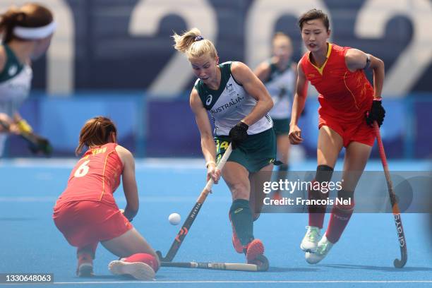 Stephanie Kershaw of Team Australia is defended by Ying Zhang during the Women's Preliminary Pool B match on day three of the Tokyo 2020 Olympic...