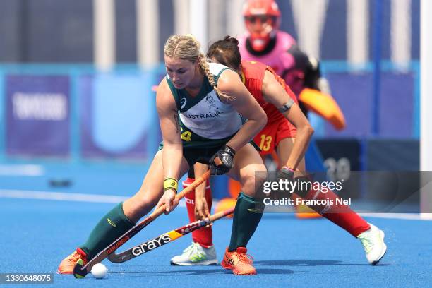 Mariah Williams of Team Australia is defended by Hong Li of Team China during the Women's Preliminary Pool B match on day three of the Tokyo 2020...
