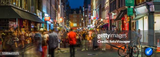 londra soho vita notturna persone che godono bar ristoranti street panorama uk - vita notturna foto e immagini stock