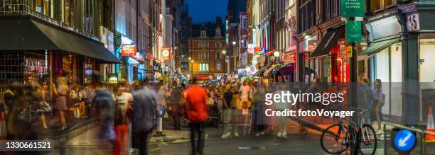 london soho nightlife people enjoying bars restaurants street panorama uk - 西敏市 倫敦 個照片及圖片檔