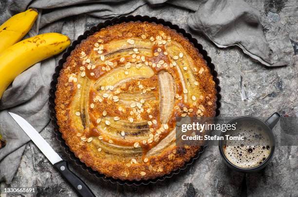 homemade banana bread freshly baked in the pan - tarte de sobremesa imagens e fotografias de stock