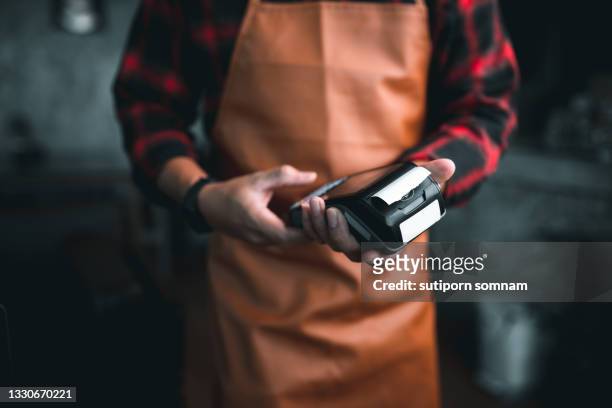 payment with cash credit card machine at cafe - credit card reader fotografías e imágenes de stock