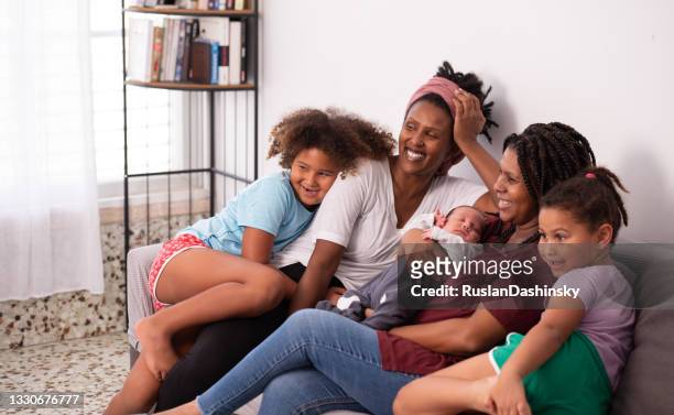 glückliche gleichgeschlechtliche familie mit drei kindern. - ehe gleichberechtigung stock-fotos und bilder