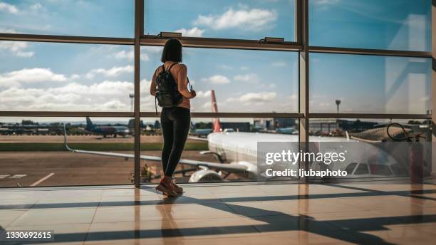 vista trasera de la mujer en el aeropuerto. - concourse fotografías e imágenes de stock