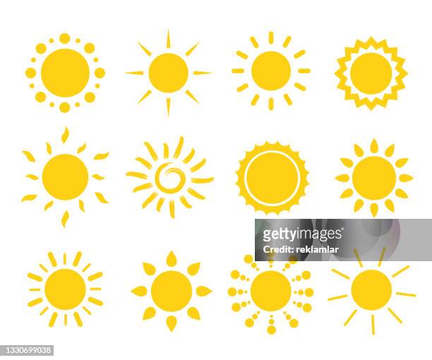 ilustraciones, imágenes clip art, dibujos animados e iconos de stock de conjunto vectorial de iconos de sol. diferente colección de dibujos solares. concepto de figura de verano. conjunto de iconos. - luz del sol