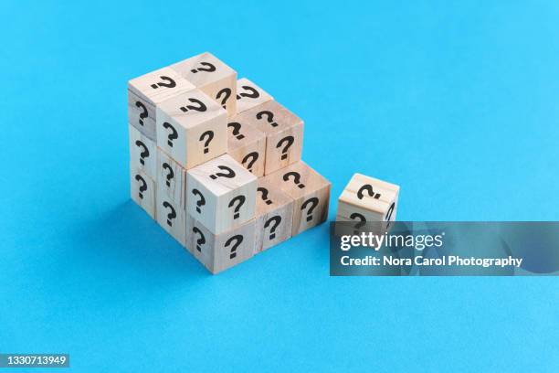 question mark wood cube on blue background - domanda foto e immagini stock