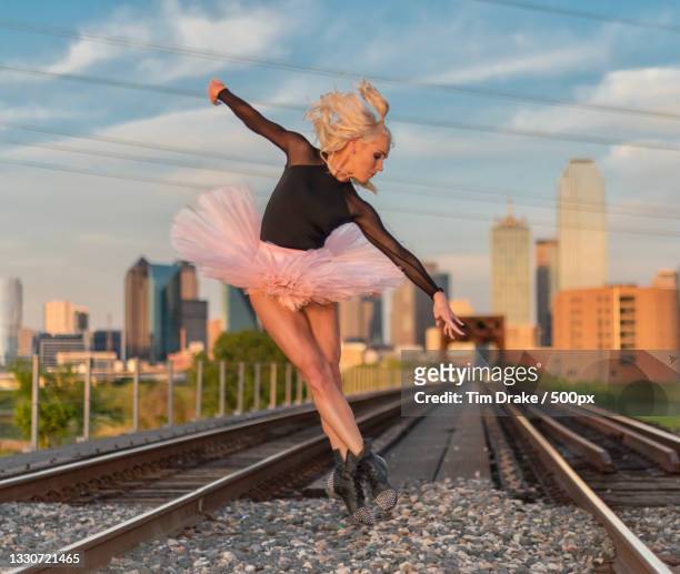 full length of woman standing on railroad track against sky,dallas,texas,united states,usa - drake one dance stock-fotos und bilder
