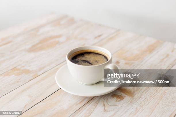 close-up of black coffee on table - coffee cups table stockfoto's en -beelden
