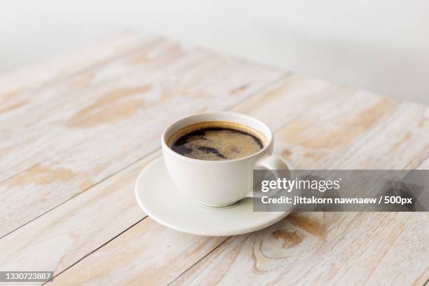 close-up of black coffee on table - black and white food 個照片及圖片檔