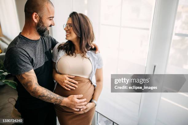 gemeinsam schaffen wir eine familie - pregnant couple stock-fotos und bilder