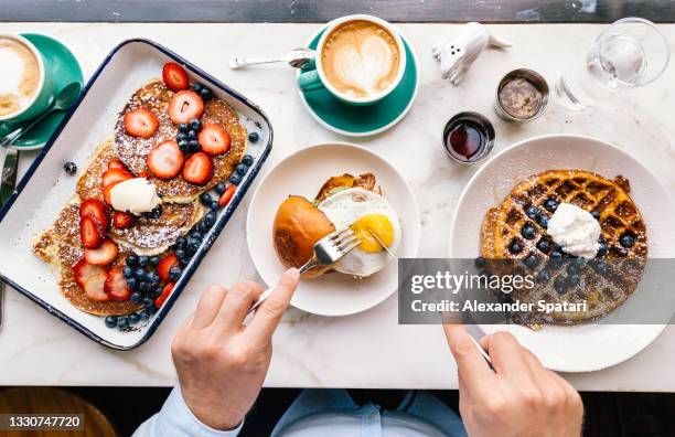 man eating breakfast at the cafe, personal perspective pov - ovo frito - fotografias e filmes do acervo