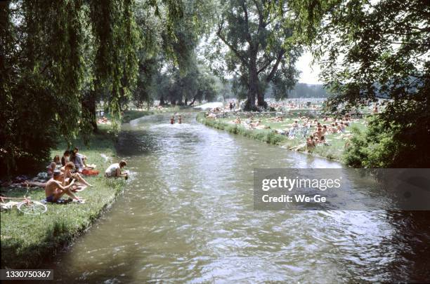 historisches foto des englischen gartens in münchen - englischer garten stock-fotos und bilder