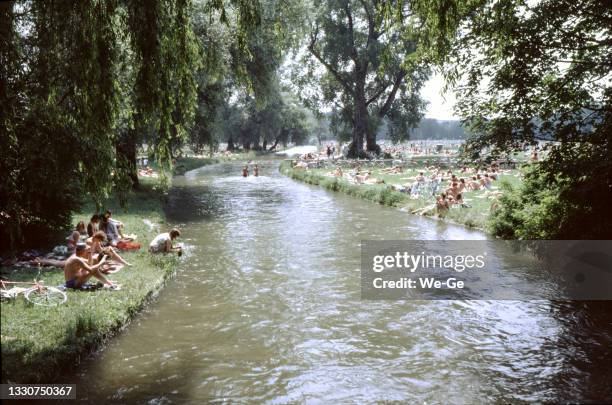 fotografía histórica del jardín inglés en munich - río isar fotografías e imágenes de stock