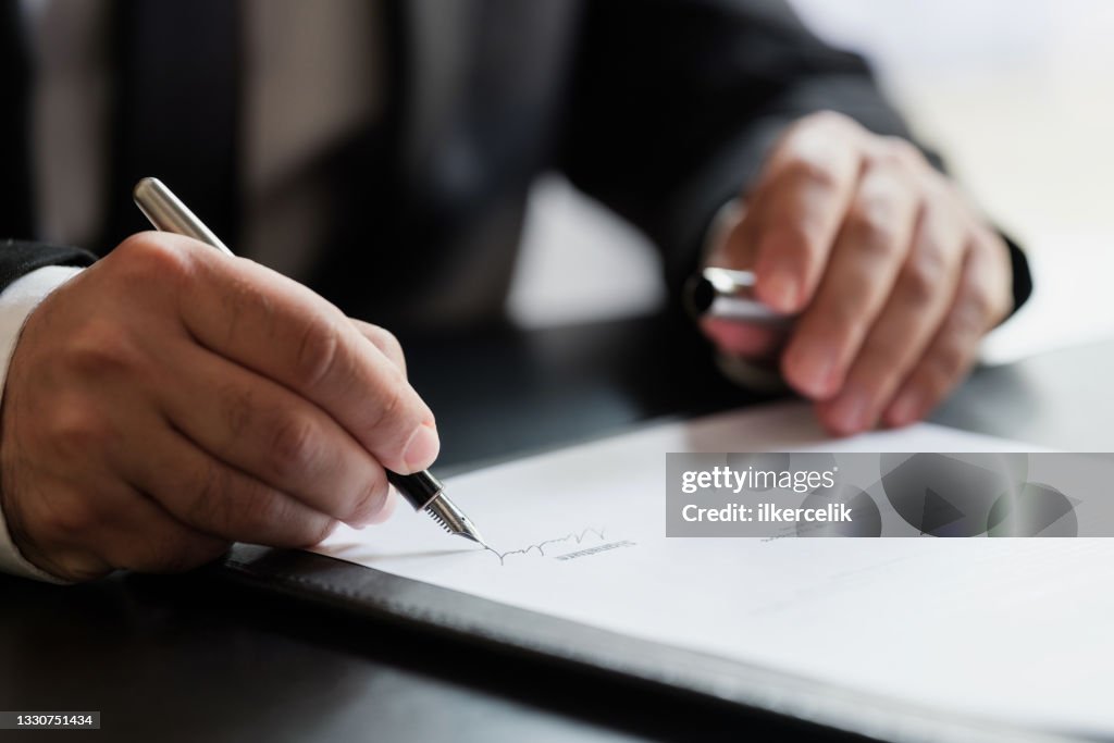Uomo d'affari che firma un contratto in ufficio