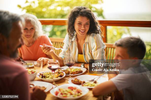 family lunch. - lunchpauze stockfoto's en -beelden