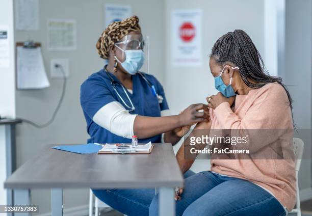 vaccination clinic - respiratory disease stock pictures, royalty-free photos & images
