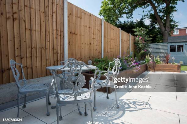 back garden patio home exteriors - zaun stock-fotos und bilder