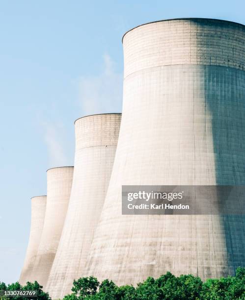 a surface level view of a working coal power station in england - stock photo - kühlturm stock-fotos und bilder