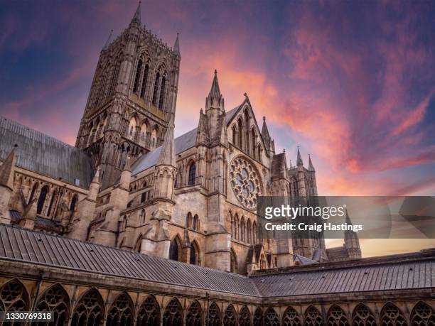 lincoln cathedral with dramatic sunset sky, lincoln, lincolnshire, england, united kingdom, europe - lincoln lincolnshire stockfoto's en -beelden