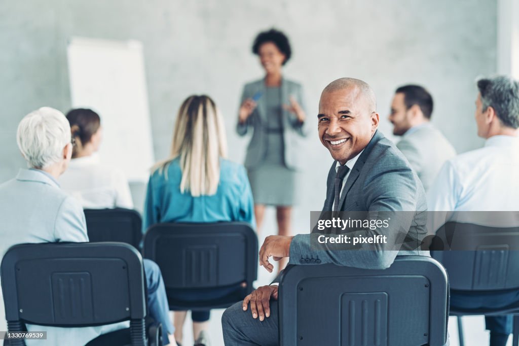 会議に出席するビジネスマンの肖像